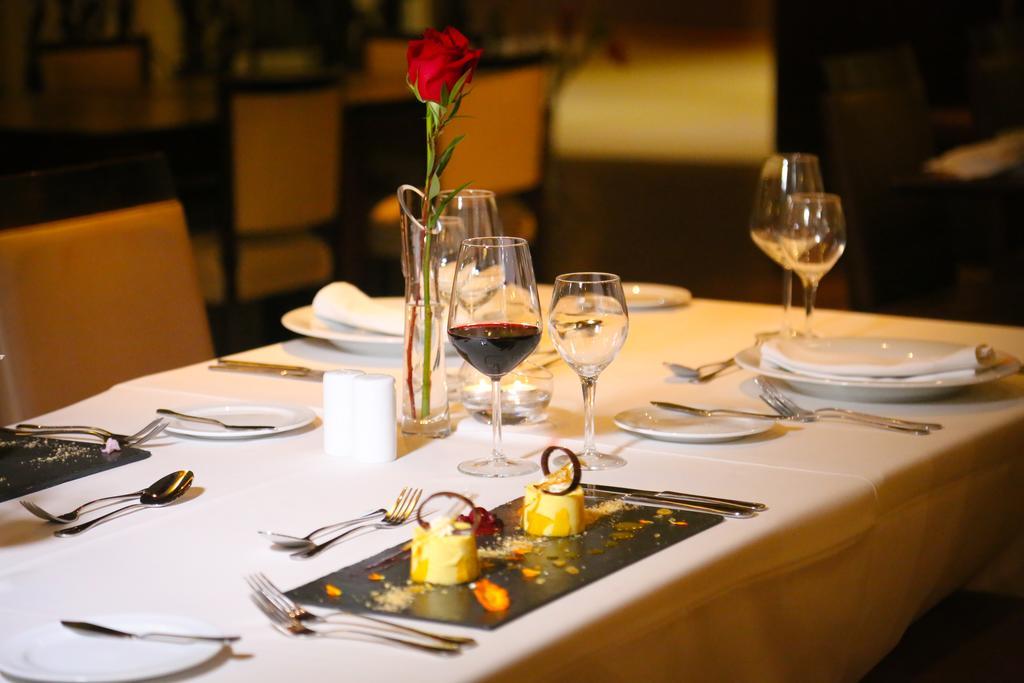 Mds Hotel Καλάμα Εξωτερικό φωτογραφία A restaurant table set for fine dining
