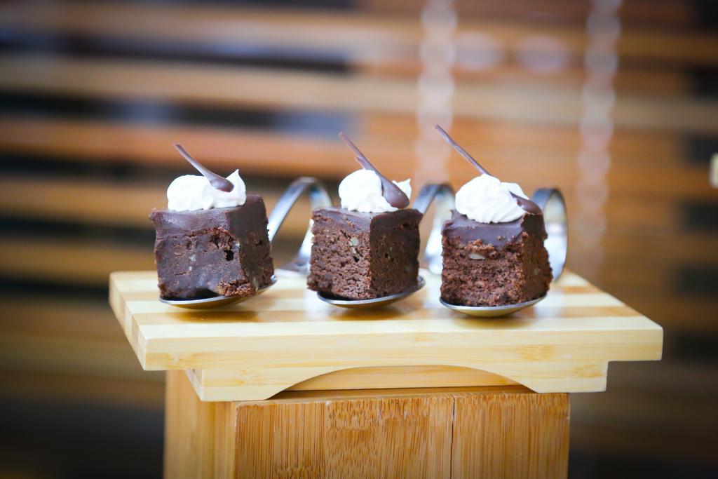Mds Hotel Καλάμα Εξωτερικό φωτογραφία Chocolate cake