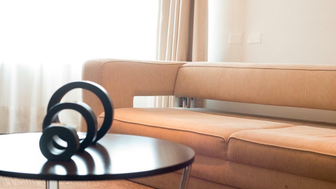 Mds Hotel Καλάμα Εξωτερικό φωτογραφία A sofa