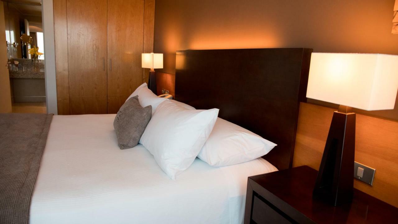 Mds Hotel Καλάμα Εξωτερικό φωτογραφία A bed with pillows