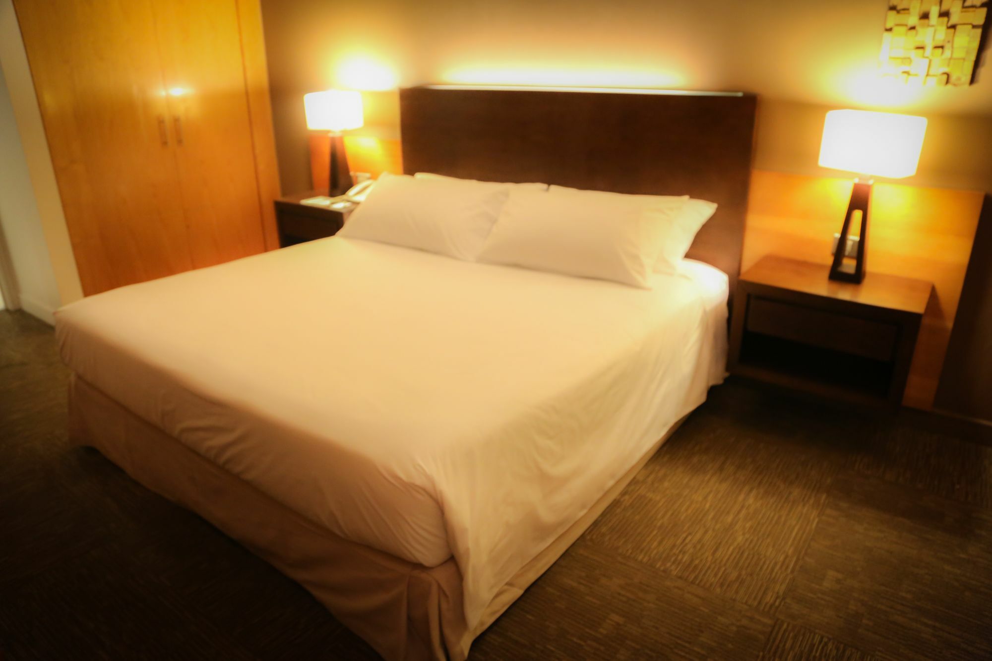 Mds Hotel Καλάμα Εξωτερικό φωτογραφία A king bed